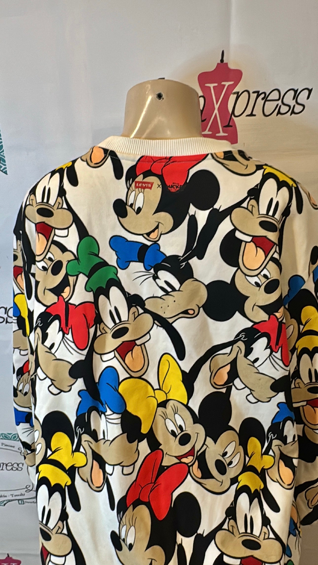 Levis Cream Mickey and Friends Sweat Shirt Size