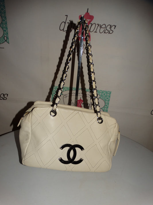 CHANEL White Outdoor Ligne Diamond Stitch Caviar Leather Shoulder Bag
