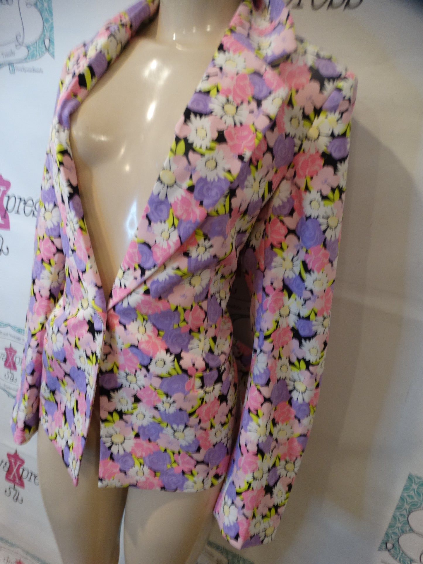 Cra's White Colorful Pink Blazer Size L