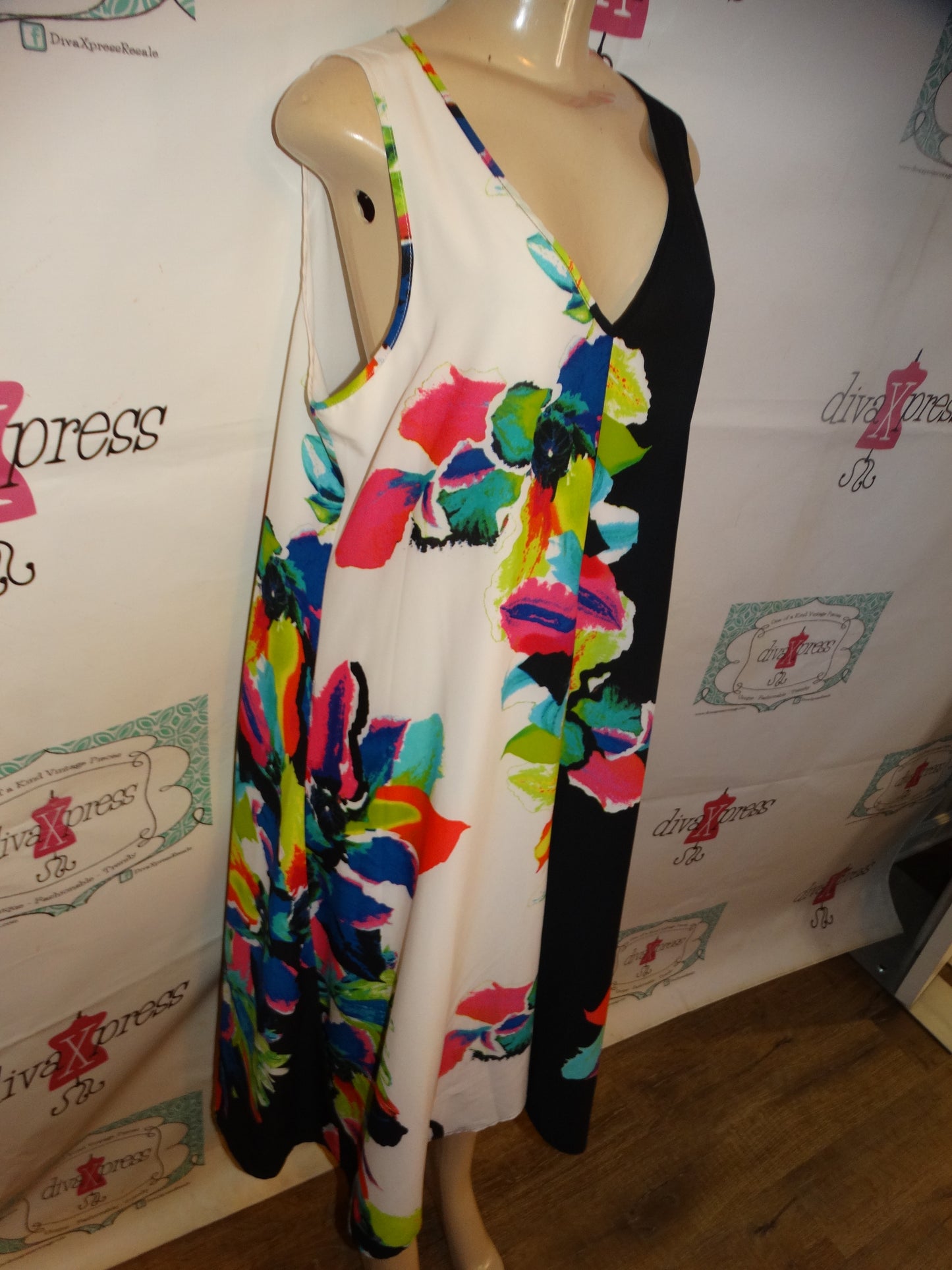 Jordan Vass White/Black Colorful Dress Size XL