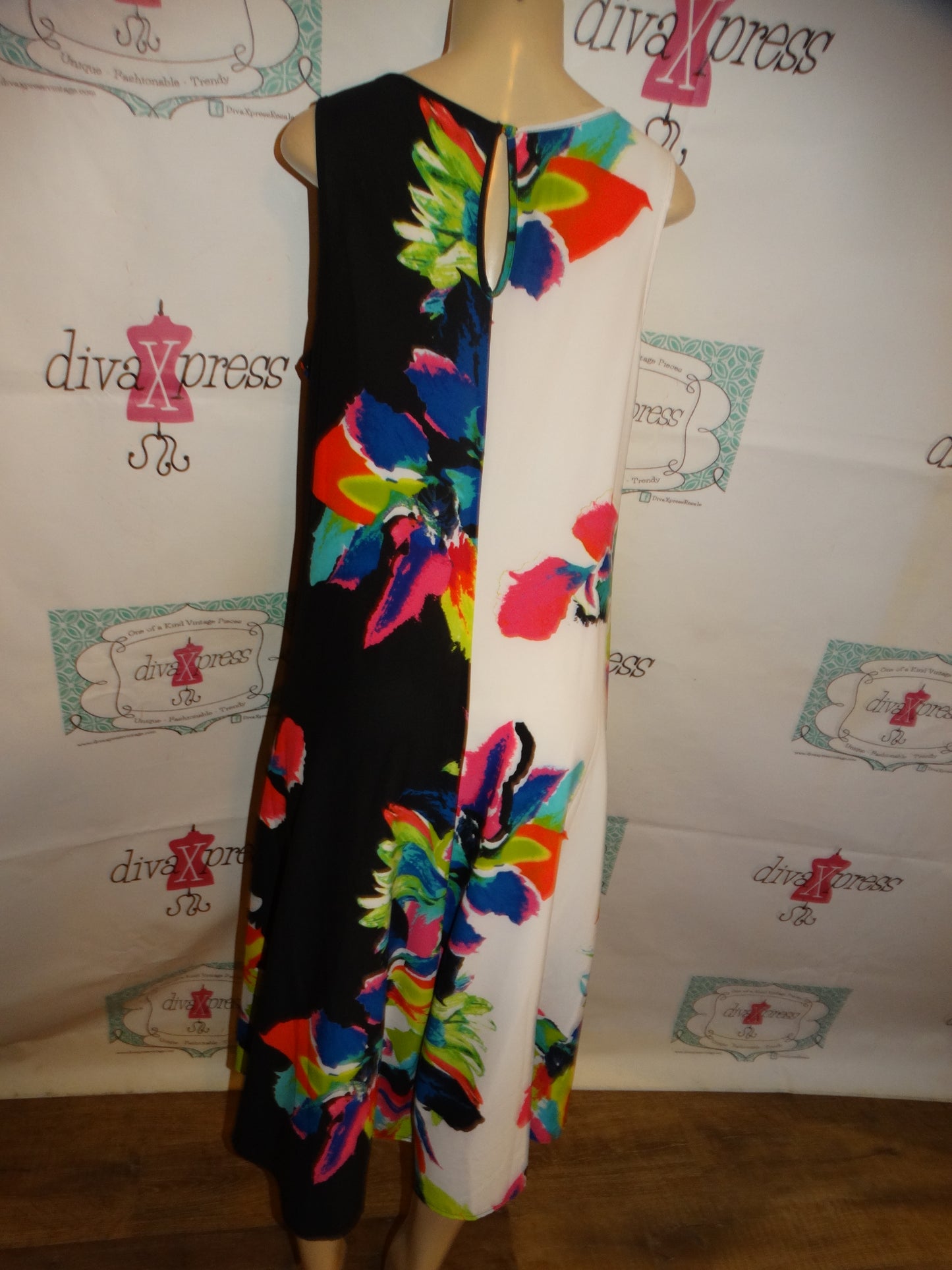 Jordan Vass White/Black Colorful Dress Size XL